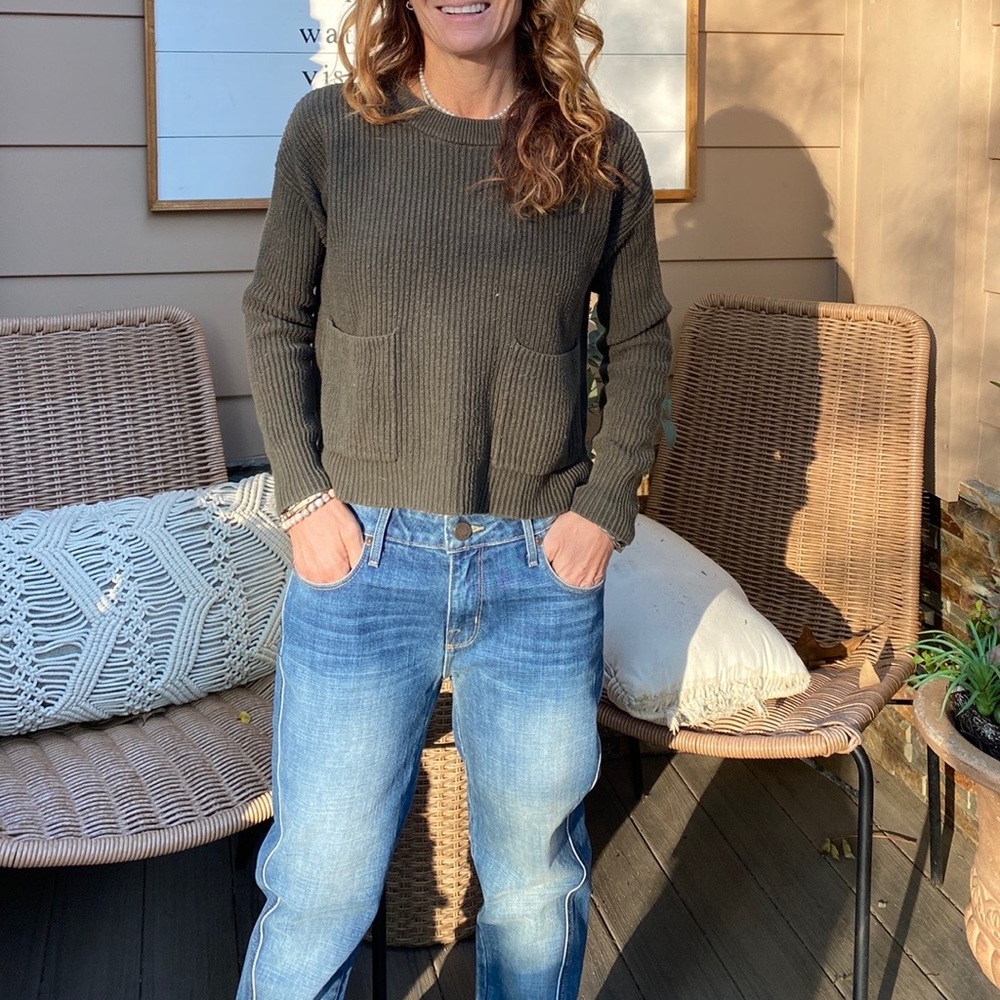 Madewell adorable short sweater with great pockets in front. - Picture 2 of 11